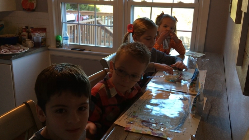 img_7987_kidseatingdinner_frame 9